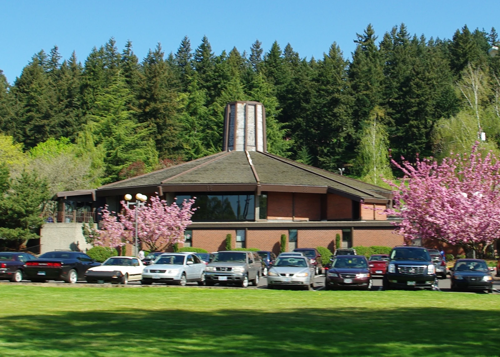 L’auditorium McGuire et des arbres en fleurs à Warner Pacific, à Portland