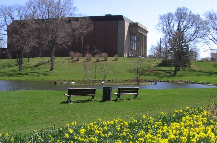 Le printemps à Sackville - une vue du Convocation Hall depuis l'étang des cygnes, Université Mount Allison.