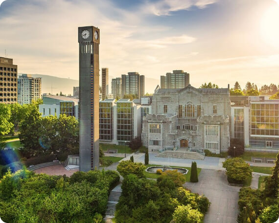 Une photo de la tour centrale de l'horloge du campus de l'UBC. Elle se dresse devant un bâtiment traditionnel en pierre flanqué d'extensions en verre de chaque côté. Nimbus Learning est en partenariat avec les leaders des services d'apprentissage des étudiants. Voyez comment ces organisations utilisent notre plateforme pour améliorer le tutorat à l'université.